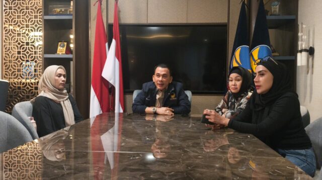 Sekretaris DPW Partai NasDem Sumsel, H Nopianto SSosMM dalam konferensi pers yang digelar di kediamannya, Rabu (3/6/2026) malam
