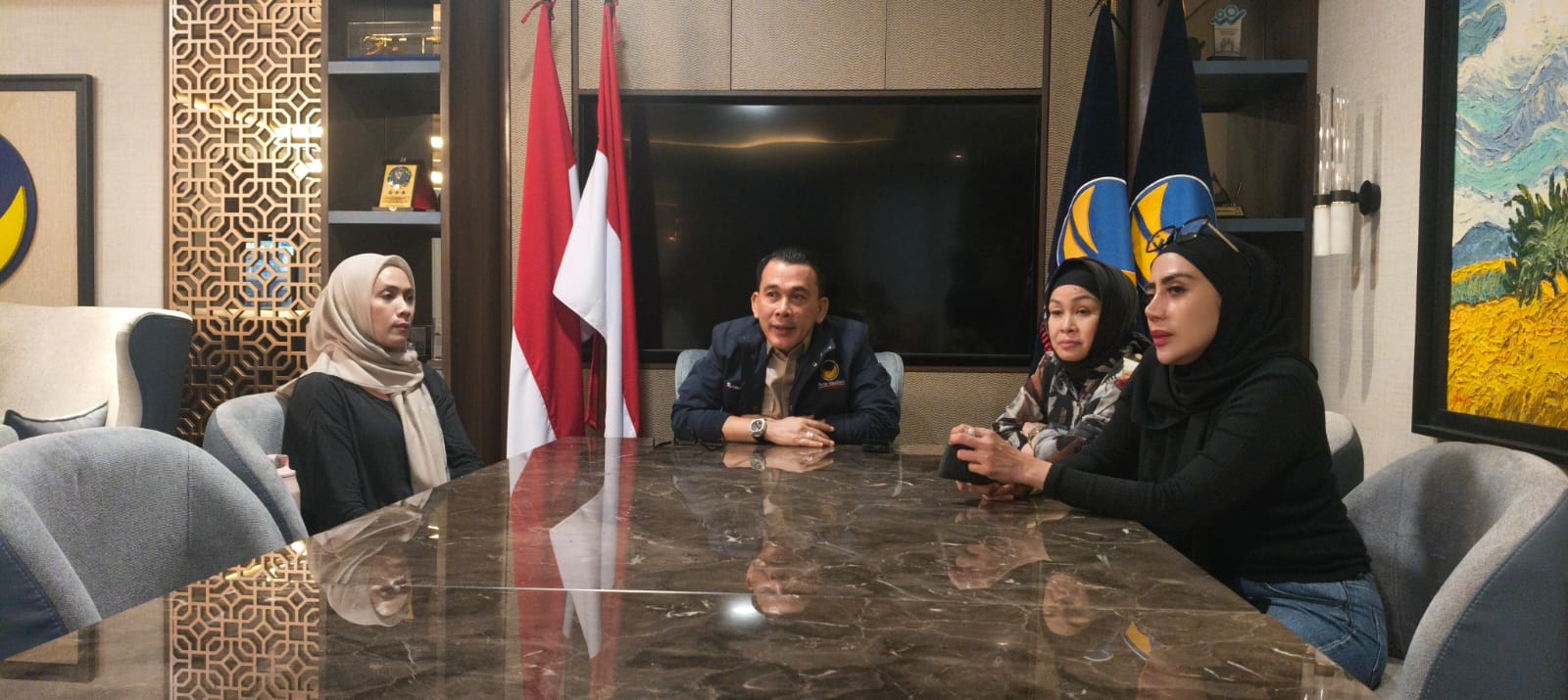 Sekretaris DPW Partai NasDem Sumsel, H Nopianto SSosMM dalam konferensi pers yang digelar di kediamannya, Rabu (3/6/2026) malam
