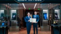 Direktur Pelaksana Chow Tai Fook Jewellery Group, Kent Wong (kiri), menyambut Presiden Botswana Duma Gideon Boko (kanan) di butik unggulan yang baru dibuka di Beijing SKP